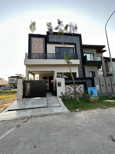 5 MARLA ELEGANT AND FULLY MAINTAINED SUPER HOT LOCATED BUNGALOW IS AVAILABLE IN THE BEST BLOCK OF DHA LAHORE.