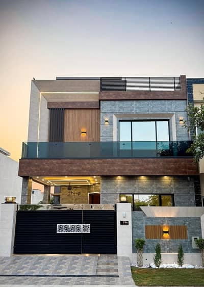 5 MARLA ELEGANT AND FULLY MAINTAINED SUPER HOT LOCATED BUNGALOW IS AVAILABLE IN THE BEST BLOCK OF DHA LAHORE.