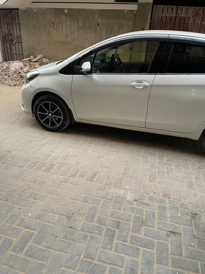Toyota vitz 13/15 pearl white push start