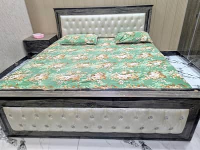 king size bed with 2 side table