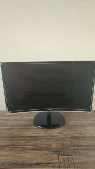Samsung 32” Curved LCD – Very Good Condition (Crack Shown)