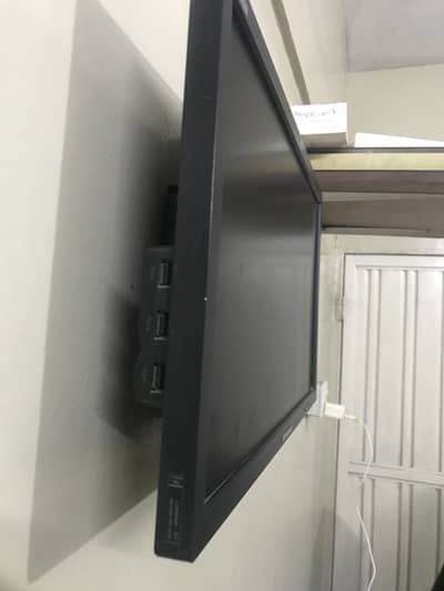 Assalam o Alaikum im selling 2 lcd monitors please contact 03352449496