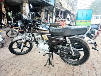 condition bilkul saaf hai look like a new