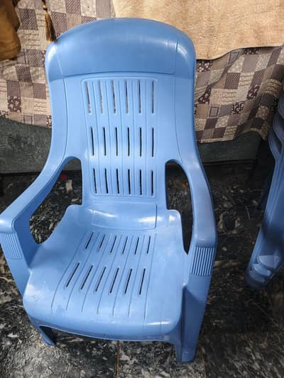 new condition 5 chairs  available