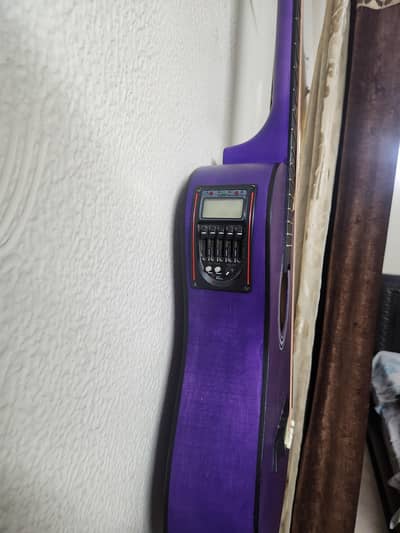 semi acoustic guitar