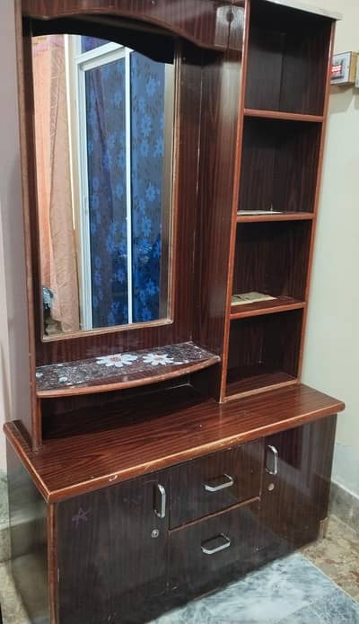 dressing table urgent sale 03216359594