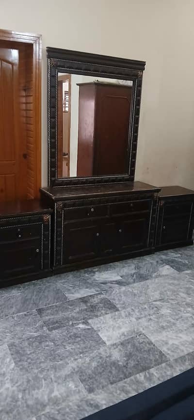 dressing with two side tables