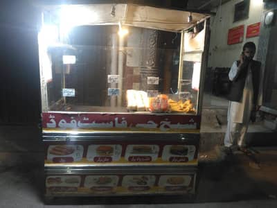 1 counter hai or sat ma saman hai Thora SA