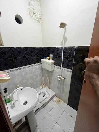 110yd corner 40x30 G+2 2bdd each floor vvip location