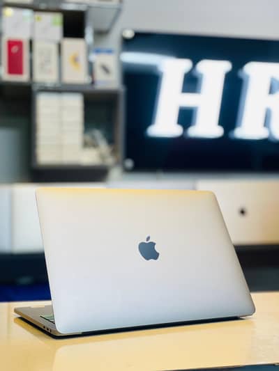 MacBook Pro 2017 13”i5 8/256 Touch Bar+Touch ID Long Battery Backup