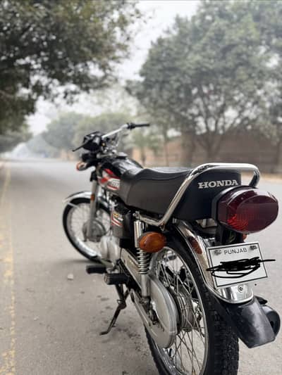 Honda CG 125 2024 black colour for sale In lahore