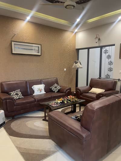 Beautiful Brown leather 6 Seater SoFa set (condition new)