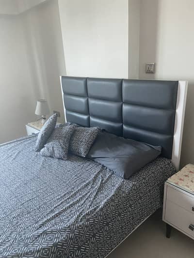 Bed queen side with dresser