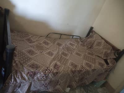 single bed and assecires