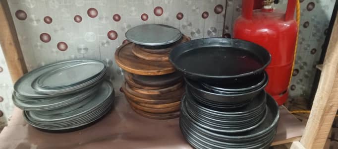 Pizza pans with lid only 2 month used