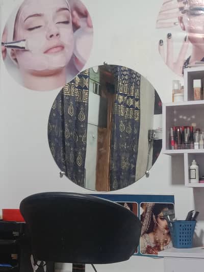 beauty saloon my liy staff ki zarort ha