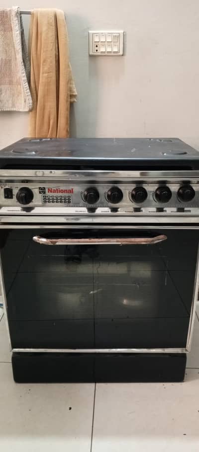 gas oven slightly used like new,4 months service warranty is remaining