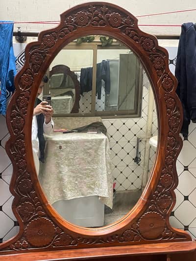 Wooden showcase dressin full heavy quality set for sale 8/10 condition