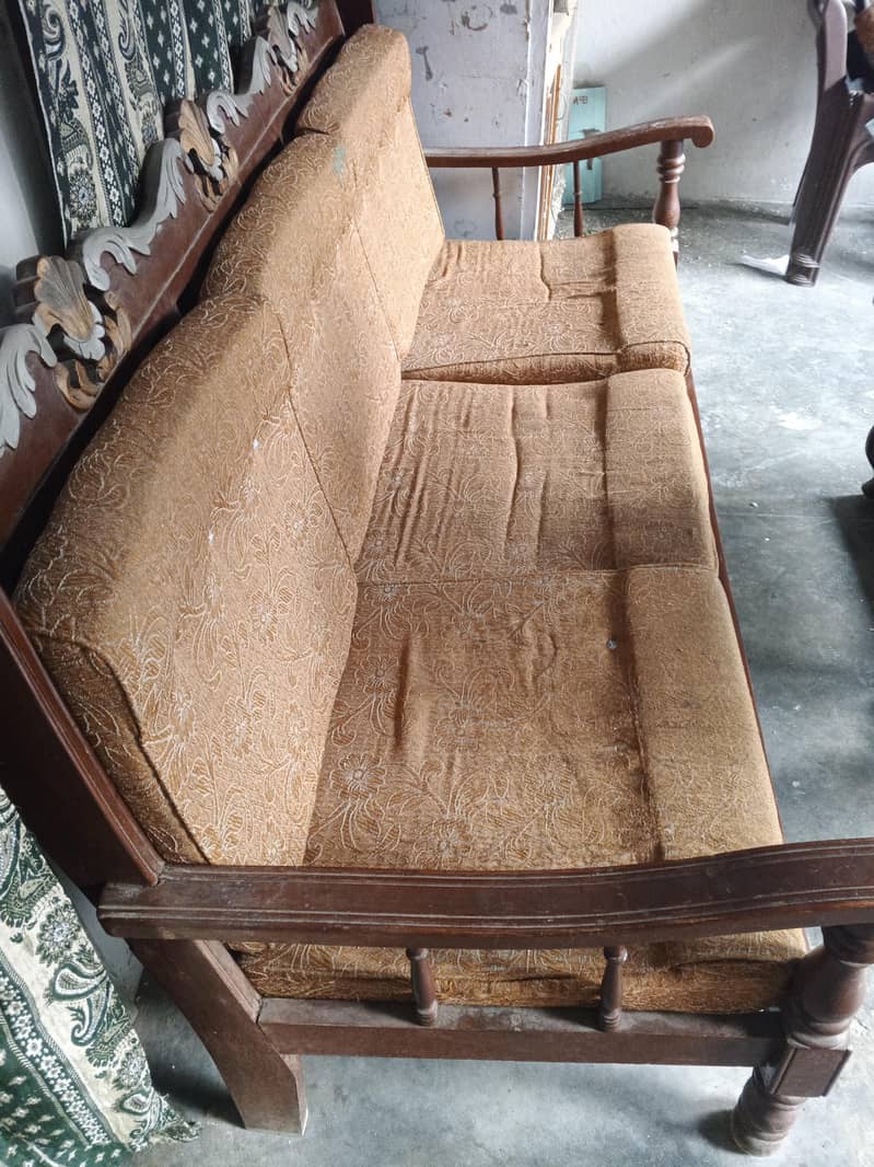 لکڑی کا صوفہ سیٹ دستیاب ہے 1