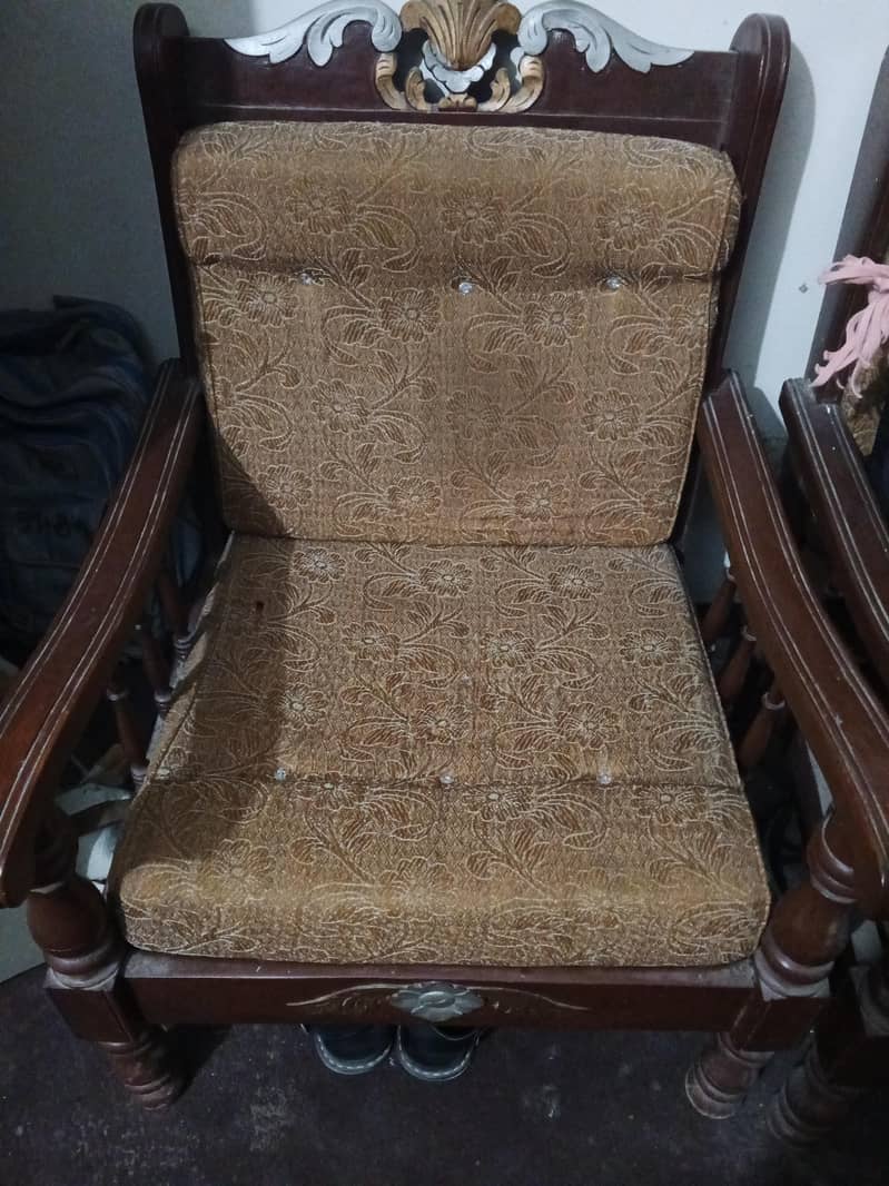 لکڑی کا صوفہ سیٹ دستیاب ہے 2