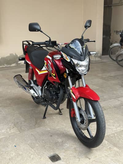 Honda cb 150F 2025 model condition 10/10 just 3800 km driven