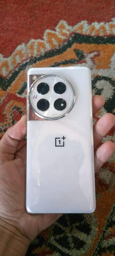 oneplus 12 minor dod hia display finger ke upar iski last price 75000