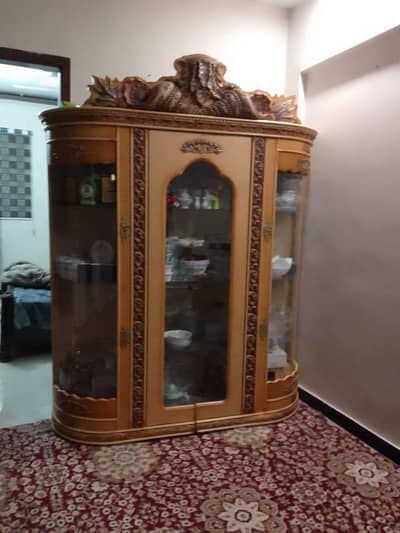 Dressing and showcase