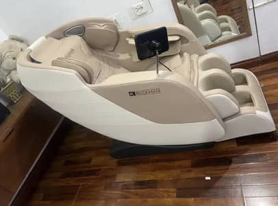 JC Buckman RefreshUs TMC131 2D Massager Chair