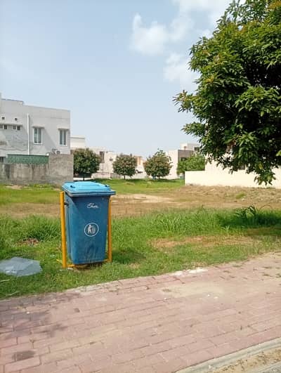 11MARLA CORNER 80 Road Good Location plot URGENT FOR SALE