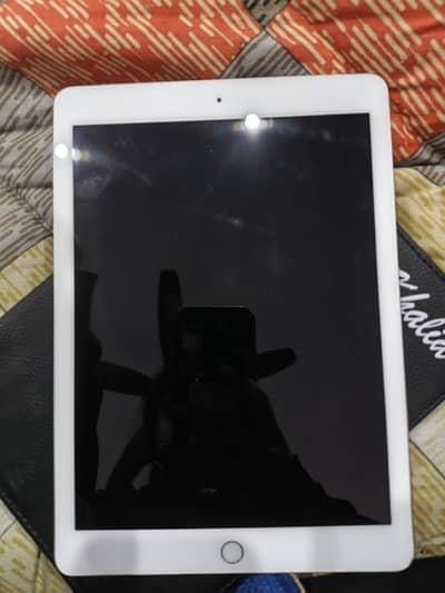 Apple/Ipad/6th generation/ excellent condition