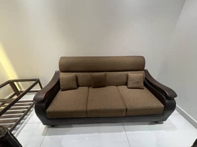 3 SEATER SOFA SET – STYLISH AND COMFORTABLE – EXCELLENT CONDITION