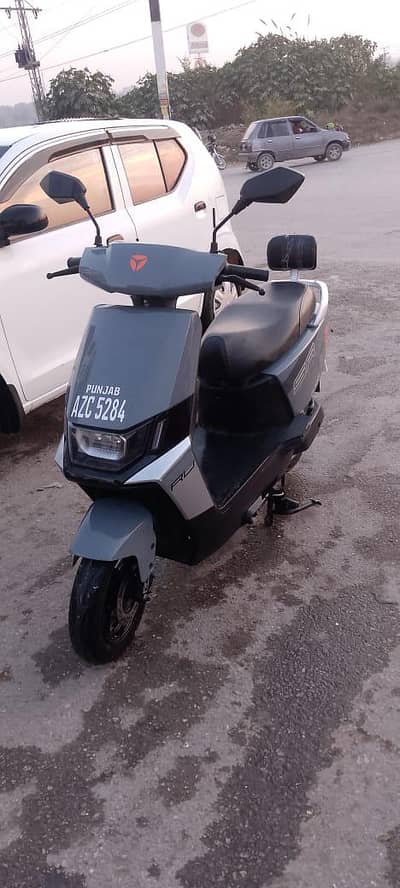 yadea electric scooty