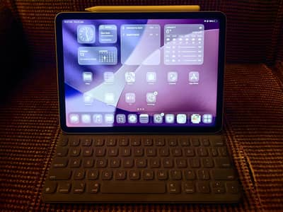 iPad Air 4 with Pencil and Keyboard