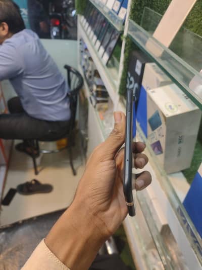 iphone XR 64gb Connect my WhatsApp number  03317911576