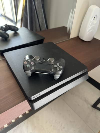 PS4 SLIM 500GB WITH 2 CONTROLLERS