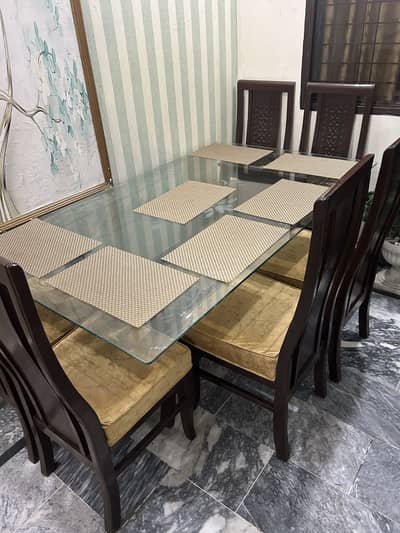 Dinning table with 6 chairs only 2 month used