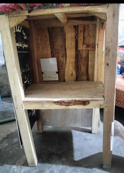 دو لکڑی کے کاؤنٹر اور ایک شیشے کا ریک سیل کرنا ہے