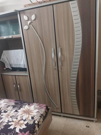 bad 5.5/6 and cubert 4door 1side table 10/9condition serious buyer con