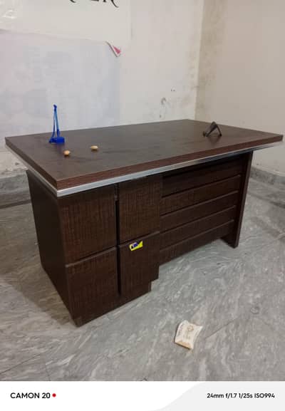 office table and boss chair dono