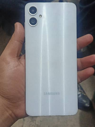 mobile khula nai hy diba chahger saath hy mobile ka penal glass tuta h