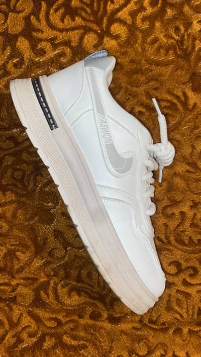 White snaker only 1699 No : 8