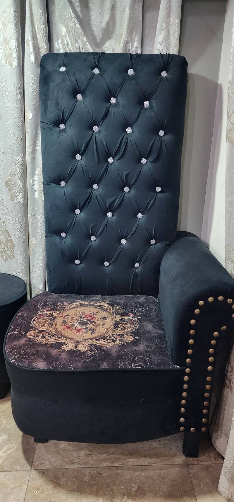 2 sofa 1 round table 0