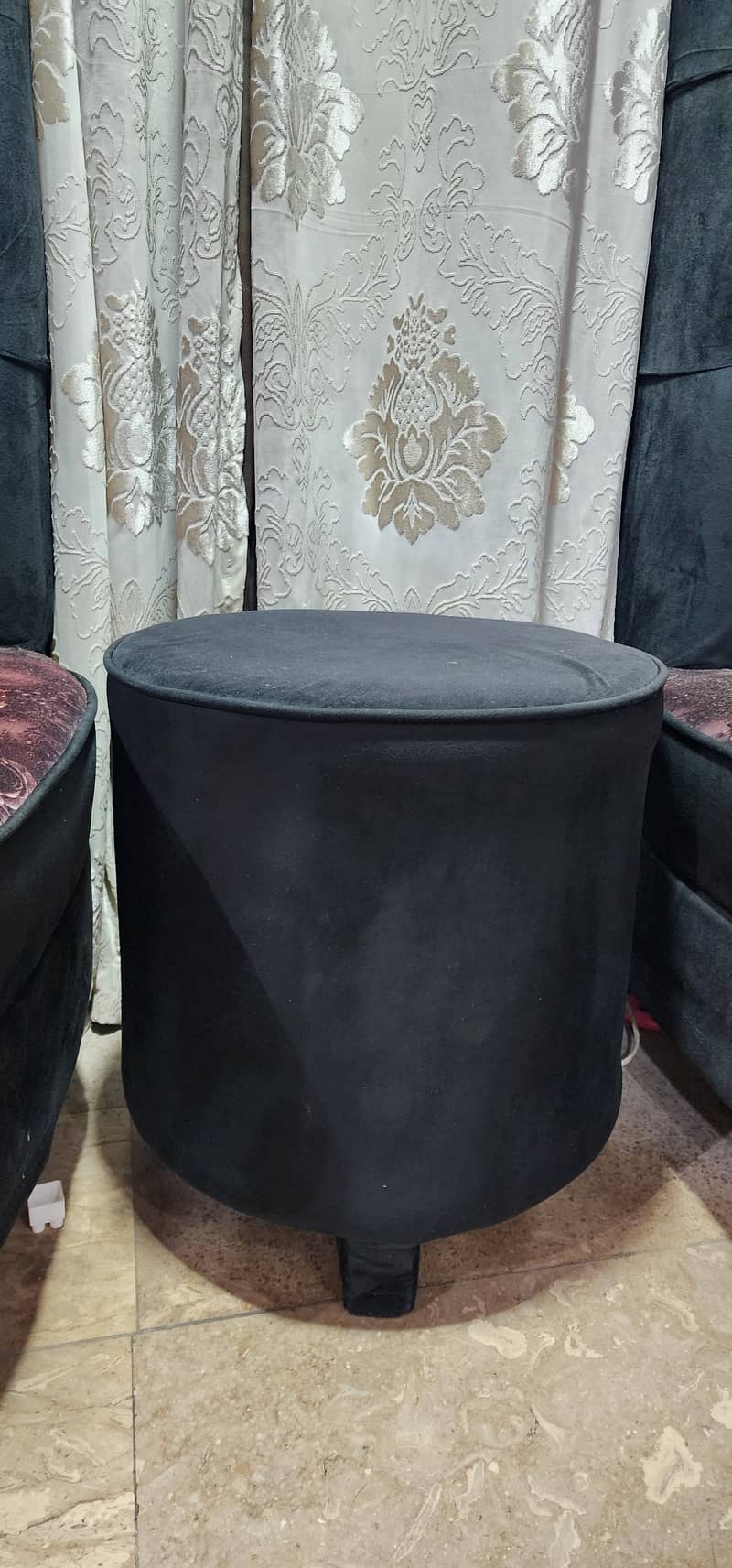 2 sofa 1 round table 1