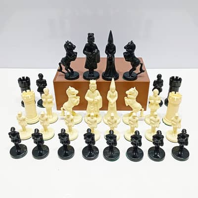 1990s Ajedrez Fantasia Figural Large-Size Hard Plastic Chess Set