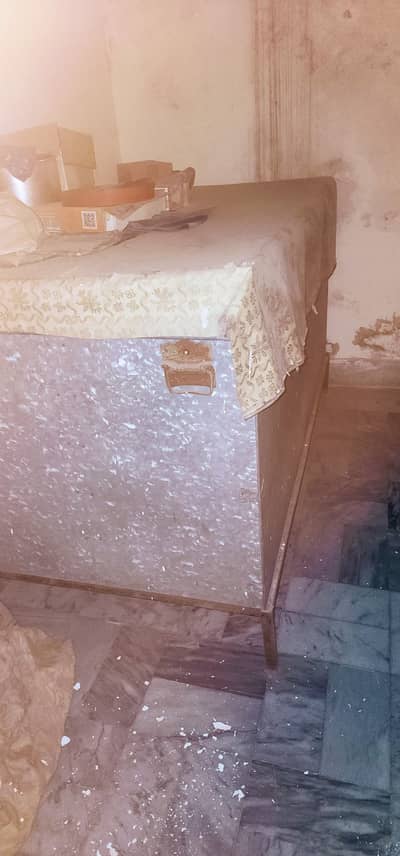 Steel Peti with iron stand