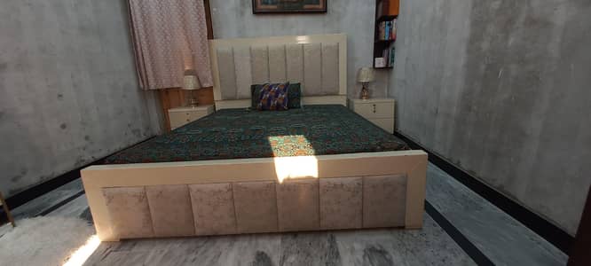 bed with tow sidtable