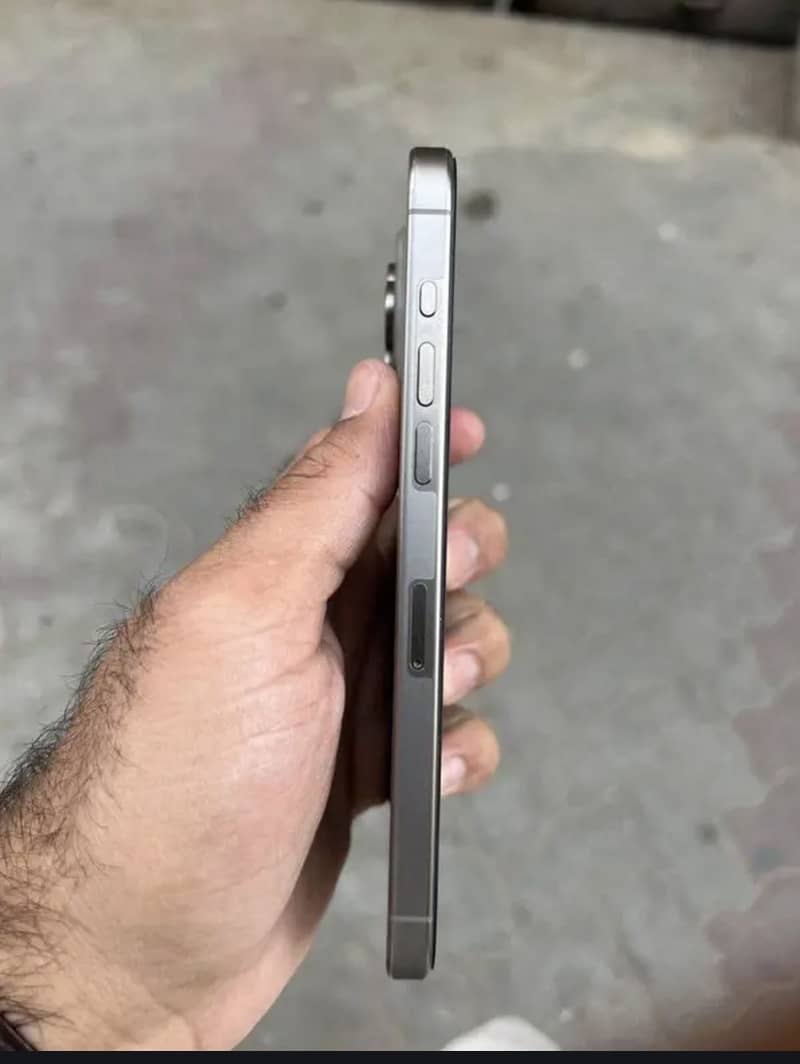 iPhone 15 Pro Max 2