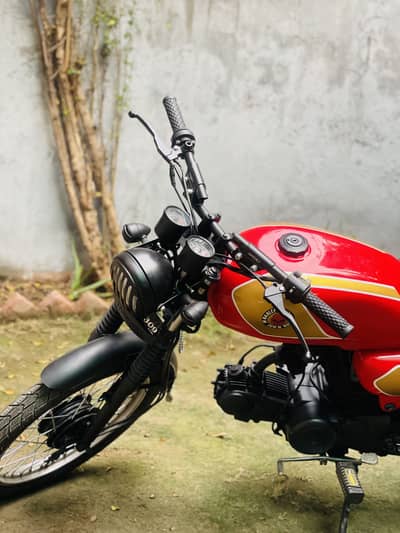 Dhuum bike modified in caferacer