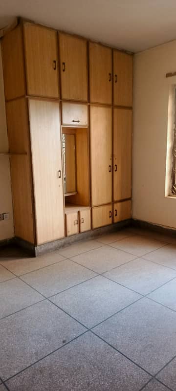 1 KANAL COMMERCIAL BUILDING FOR RENT