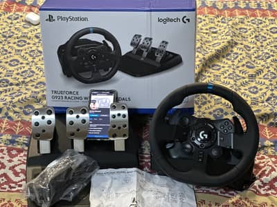 Logitech G923 TrueForce Racing Wheel & Pedals (PS4 / PS5 / PC)